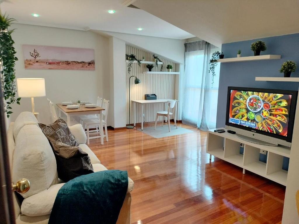 Salón amplio de apartamento turístico